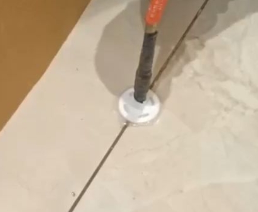 兴和瓷砖空鼓维修公司专业解答瓷砖在铺贴过程中，如果没有涂抹均匀到位的粘结材料（如水泥砂浆或瓷砖胶），可能会导致以下问题