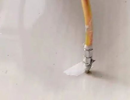 兴和瓷砖空鼓维修公司专业解答在瓷砖铺贴过程中，如果使用的砂料过粗（如全部使用了粗砂），可能会导致以下问题